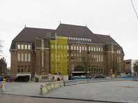 848225 Gezicht op de voorgevel van het voormalige Hoofdpostkantoor (Neude 11) te Utrecht, waar de laatste werkzaamheden ...